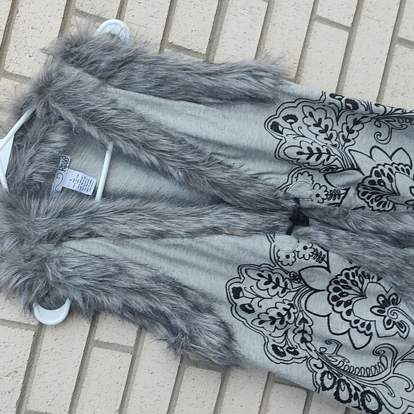 Gray Vest/Fur - Picture 5 of 10